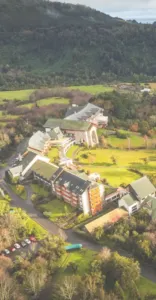 Vista aérea del hotel Termas de Puyehue rodeado de bosque y naturaleza del sur de Chile blackfriday