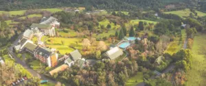 Vista aérea del hotel Termas de Puyehue rodeado de bosque y naturaleza del sur de Chile